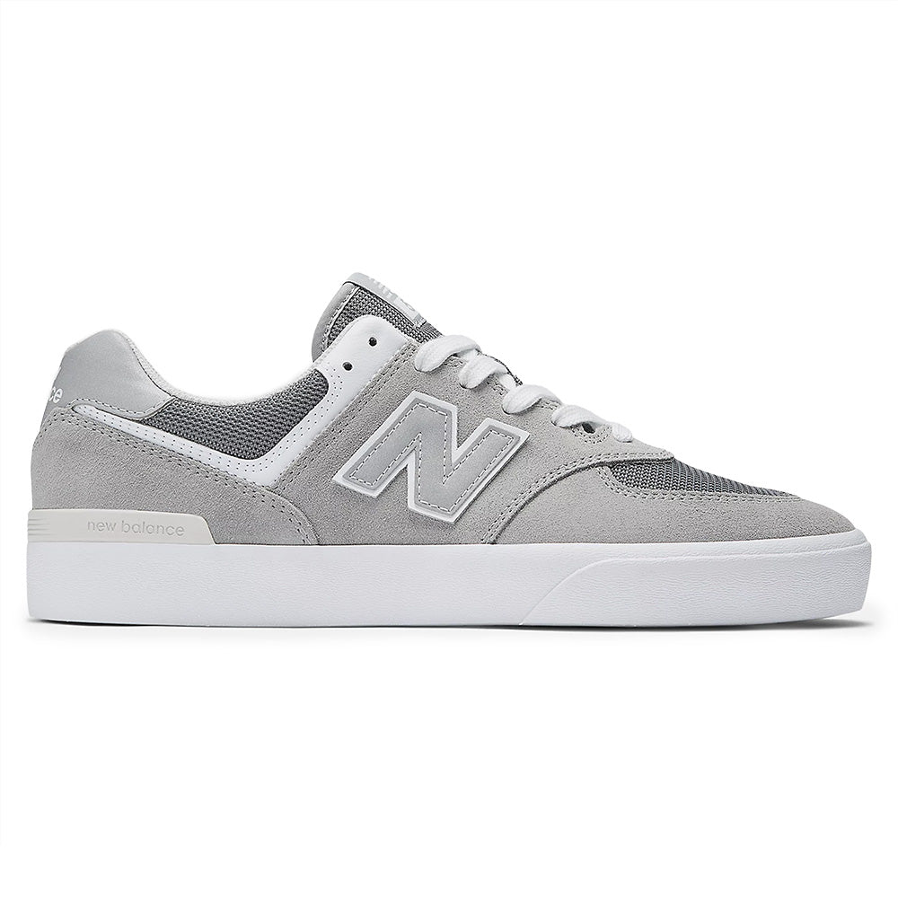 The NB NUMERIC 574 GREY / WHITE sneaker by NB NUMERIC combines a stylish gray suede and mesh upper with a vulcanized sole and features the iconic 'N' logo, ideal for skateboarding enthusiasts who value comfort and timeless design.