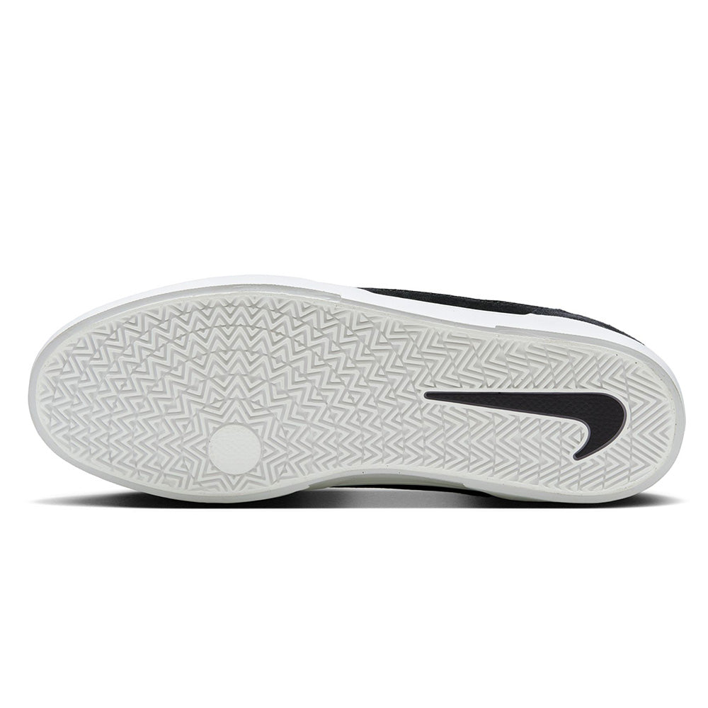 The image highlights the sole of the NIKE SB MALOR BLACK / WHITE sneaker by Nike, designed for skate shoes, featuring a herringbone tread pattern and a black logo on a white background.