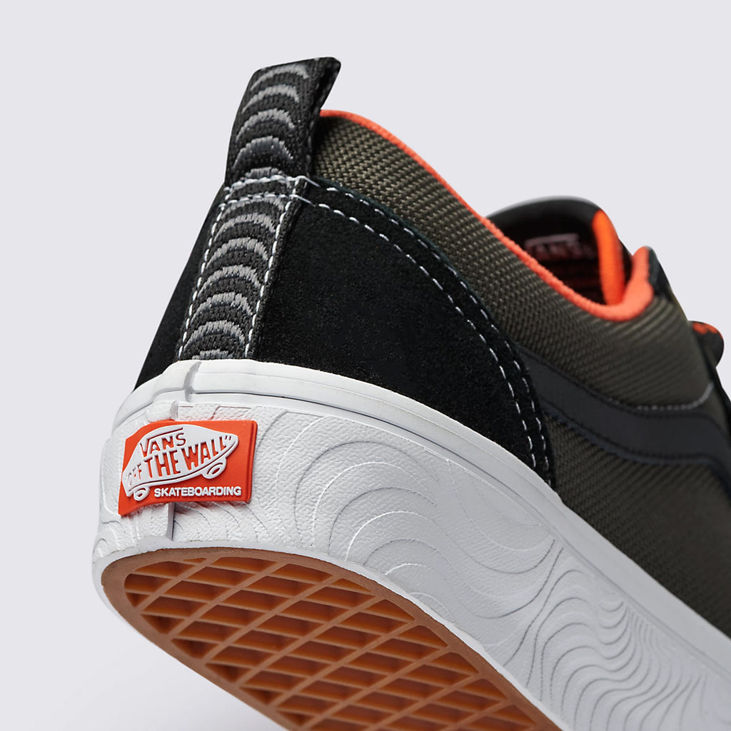 The VANS X SPITFIRE SKATE OLD SKOOL BLACK / FLAME is a timeless skateboarding shoe known for its durability and iconic style. With its classic design and sturdy construction, this shoe is perfect for skateboarders.