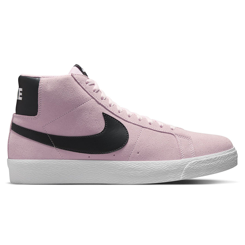 The NIKE SB BLAZER MID PINK FOAM/ANTHRACITE-WHITE-GUM YELLOW features a pink upper, black Swoosh, black heel tab with white “NIKE” text, a textured white sole with Zoom Air cushioning—ideal for skateboarders.