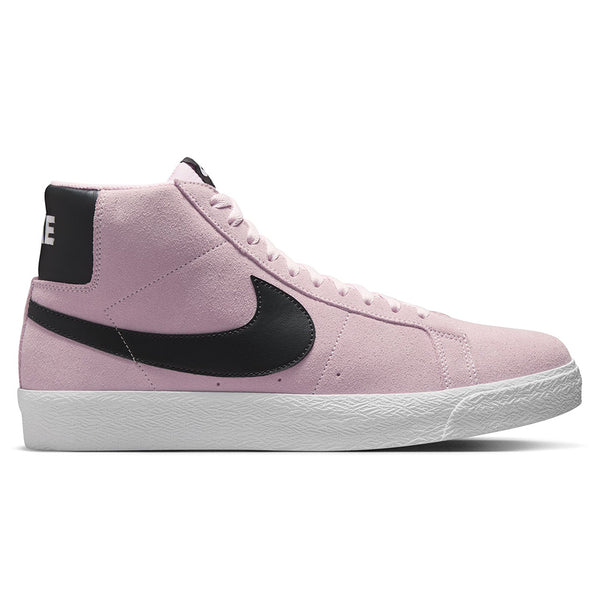 The NIKE SB BLAZER MID PINK FOAM/ANTHRACITE-WHITE-GUM YELLOW features a pink upper, black Swoosh, black heel tab with white “NIKE” text, a textured white sole with Zoom Air cushioning—ideal for skateboarders.