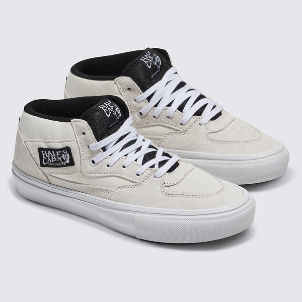 VANS SKATE HALF CAB in white and black, part of the Skate Classics collection. Offers skateboarding performance benefits.