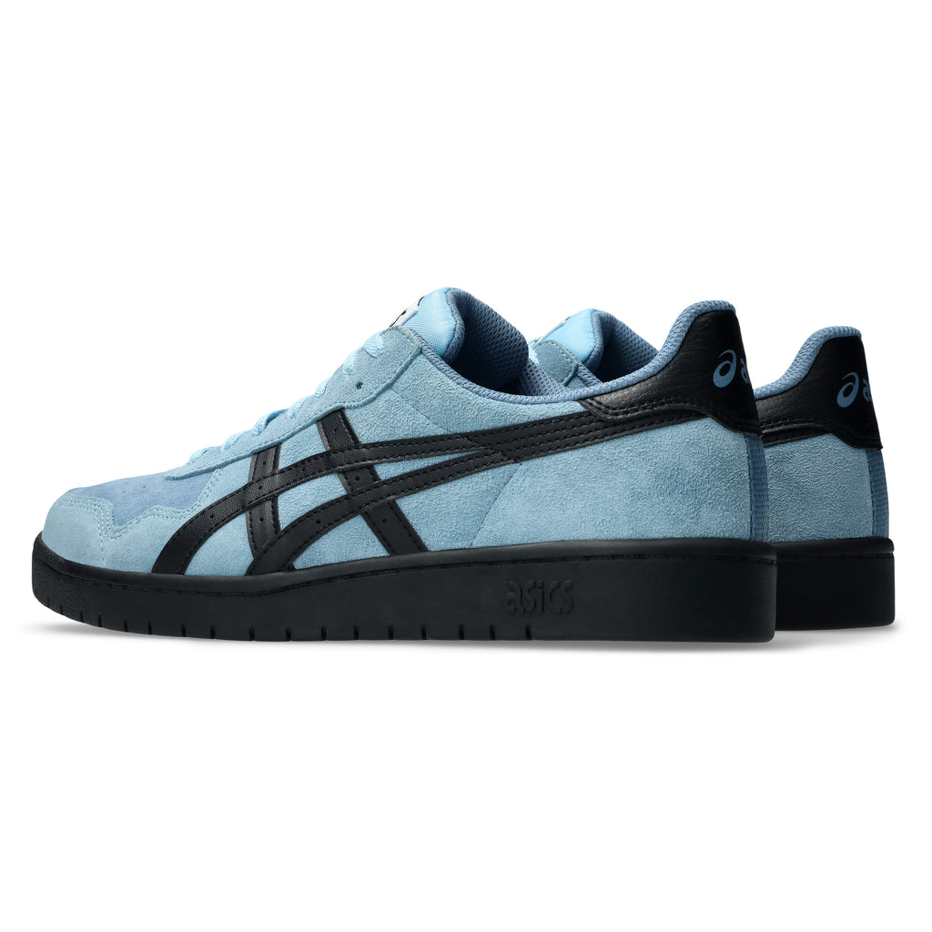 ASICS JAPAN PRO ARCTIC SKY/BLACK sneakers in light blue with black accents and soles feature the ASICS logo on the side and back, offering a reflective finish for style.