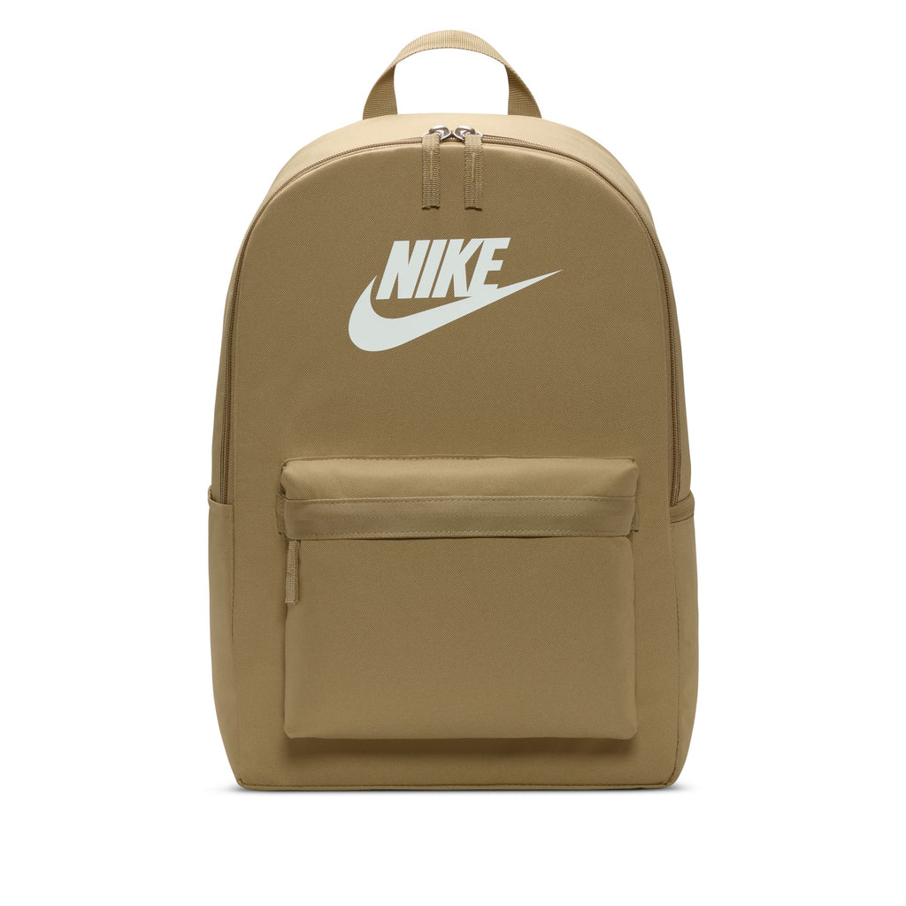 The NIKE HERITAGE BACKPACK in Parachute Beige/Summit White offers a front pocket, top handle, and the iconic white swoosh on the front. Made from recycled polyester with a convenient laptop sleeve.