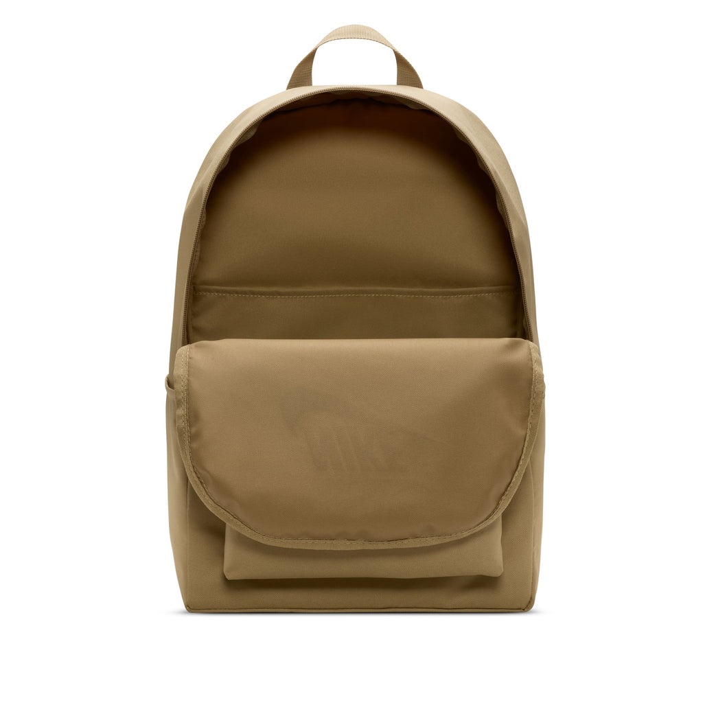 The NIKE HERITAGE BACKPACK in Parachute Beige/Summit White, made from recycled polyester fibers, includes a roomy main compartment, large front pocket, and top handle.