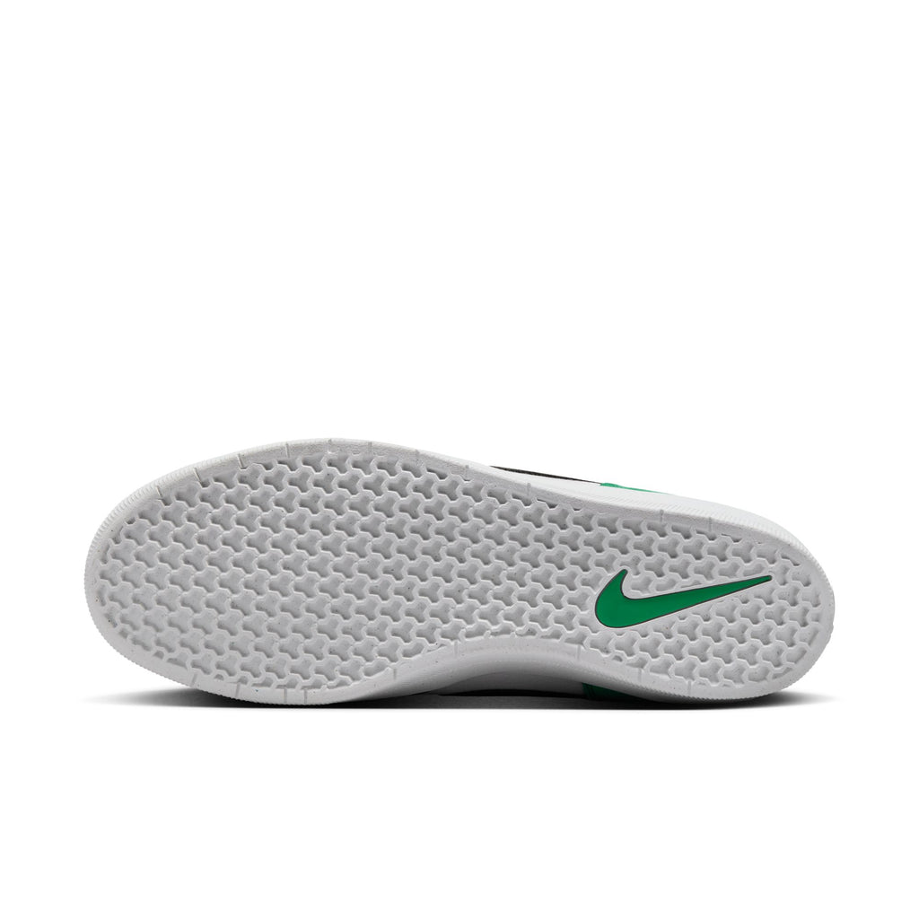 The NIKE SB FORCE 58 WHITE/BLACK-STADIUM GREEN-WHITE features a sole with a textured grip and iconic green Nike logo. This design fuses the durability of the SB Force 58 and heritage basketball inspirations, delivering both style and resilience with every step.