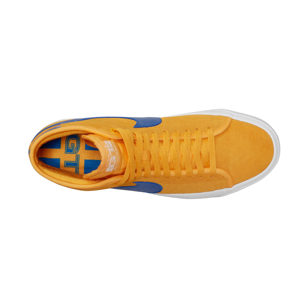 The NIKE SB BLAZER MID PRO GT UNIVERSITY GOLD / GAME ROYAL, designed by Grant Taylor, combines vibrant orange and blue colors. Featuring the iconic Nike Zoom technology, these shoes are perfect for skateboards.