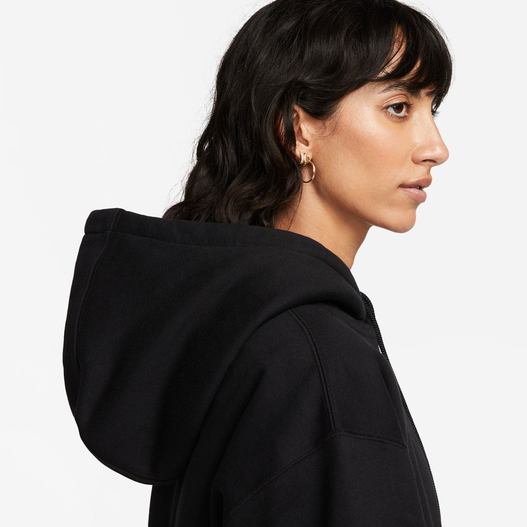 The back view of a woman wearing a NIKE SB YUTO FLEECE HOODIE BLACK by nike.