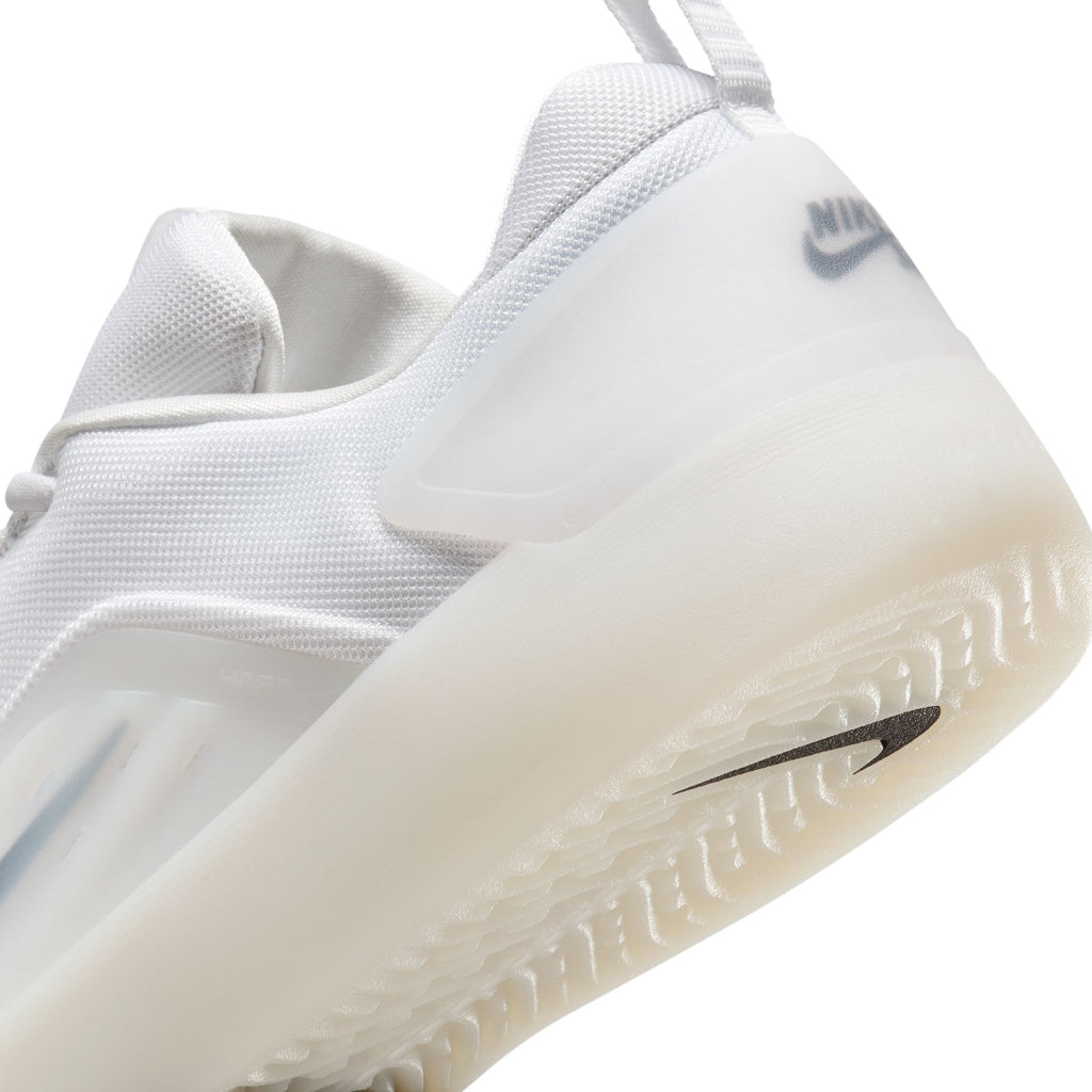 Close-up of the NIKE SB NYJAH 4 WHITE / BLACK-WHITE-BLACK by Nike, showcasing the heel and sole with visible logo and textured outsole pattern, emphasizing its lightweight durability for skateboarding.