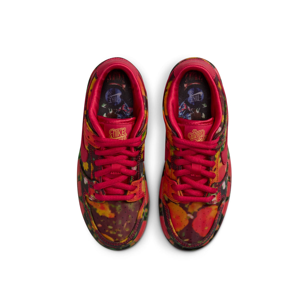 These NIKE SB DUNK LOW 👠💚 sneakers for little kids feature vibrant red, orange, and yellow colors with a detailed insole graphic. Ideal for young skateboarding fans inspired by the Nike SB Dunk Low style.