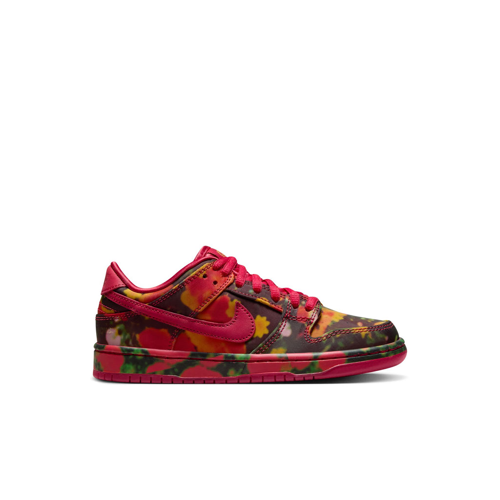 The NIKE SB DUNK LOW 👠💚 LITTLE KIDS' sneaker from Nike features a vibrant floral design with a bright pink swoosh, laces, and sole, ideal for young skaters.