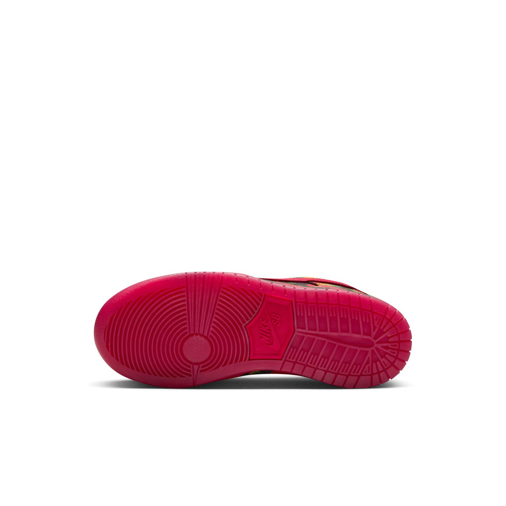 The NIKE SB DUNK LOW 👠💚 for little kids features a red sole with an intricate tread pattern and partial logo, perfect for those emulating a skateboard's style.