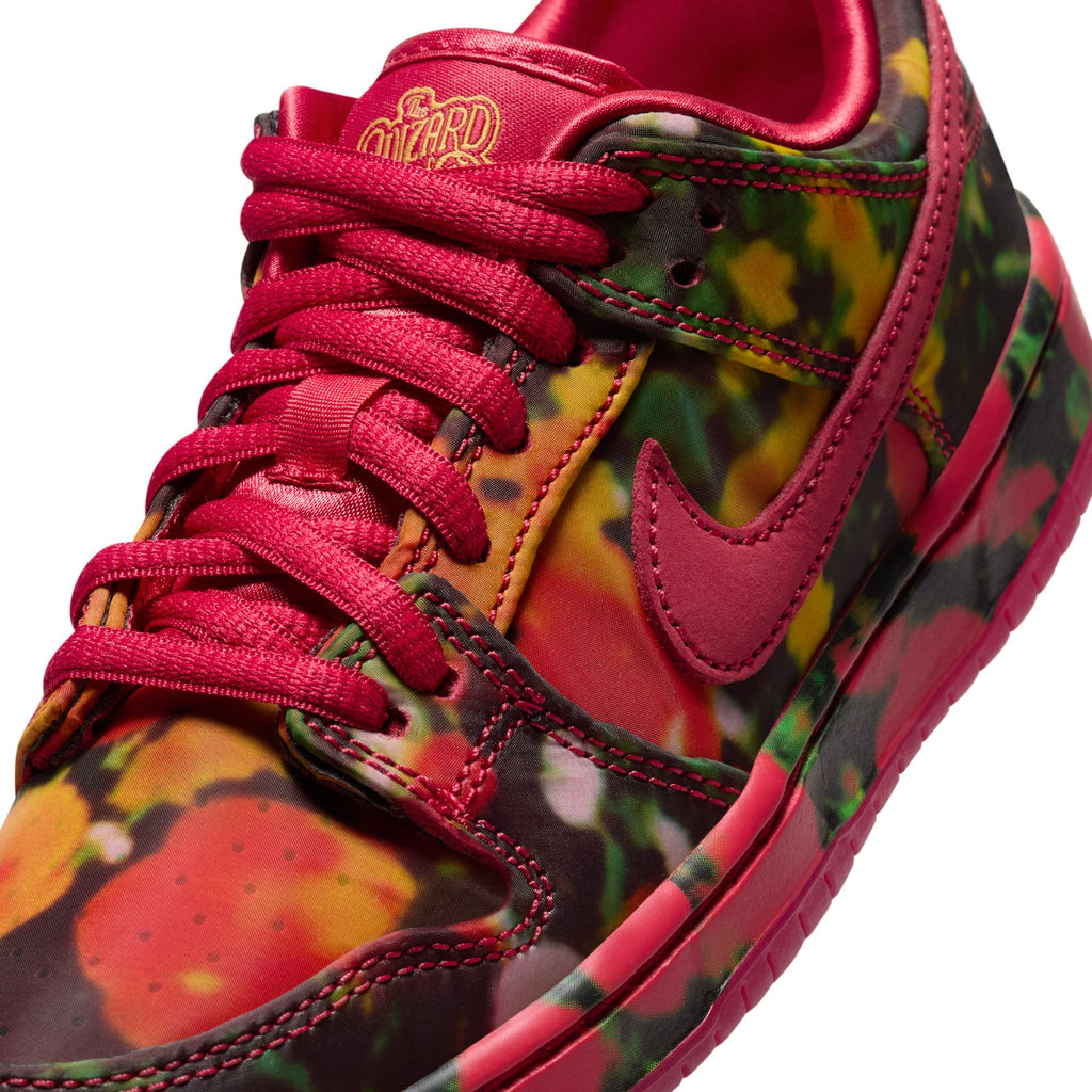 The NIKE SB DUNK LOW 👠💚 LITTLE KIDS' sneaker by Nike showcases a red and green camo design with vibrant red laces and a prominent swoosh logo, perfect for young skateboarding enthusiasts seeking style and durability.