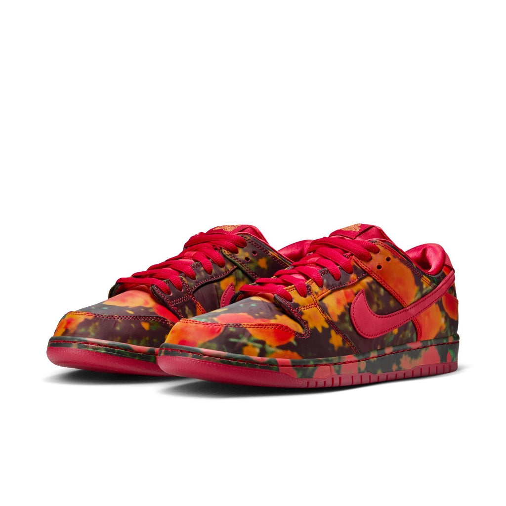 The NIKE SB DUNK LOW sneakers by Nike boast a red swoosh and laces, with a multicolored camouflage pattern on the suede upper. Equipped with a foam midsole for enhanced cushioning.