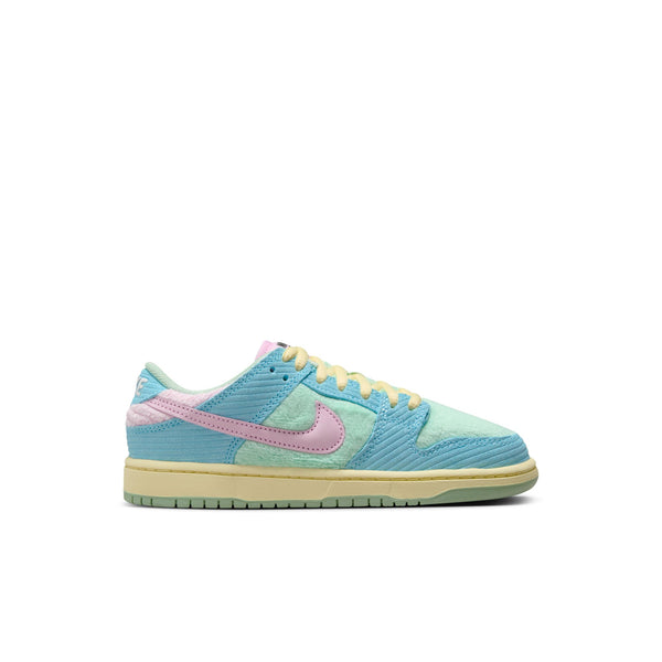 A side view of the NIKE SB DUNK LOW PRO VERDY PS sneaker, designed for little kids, showcasing a pastel palette with hues of blue gaze, arctic pink, and bicycle yellow laces, complemented by a light green sole.