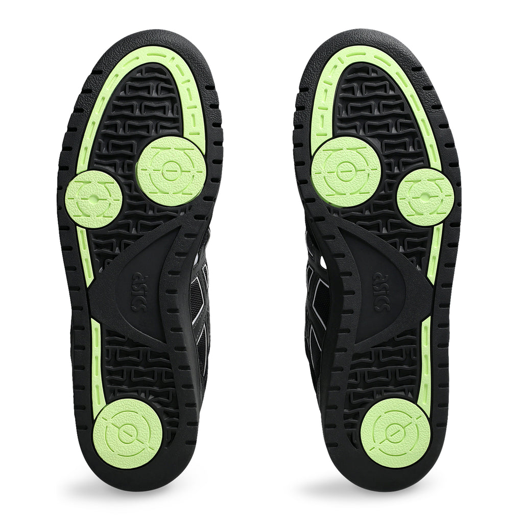 Image of the soles of a pair of ASICS GEL-SPLYTE BLACK / GRAPHITE GREY sports shoes. The soles are black with green circular patterns and various traction designs, showcasing the advanced FF BLAST cushioning for superior comfort.