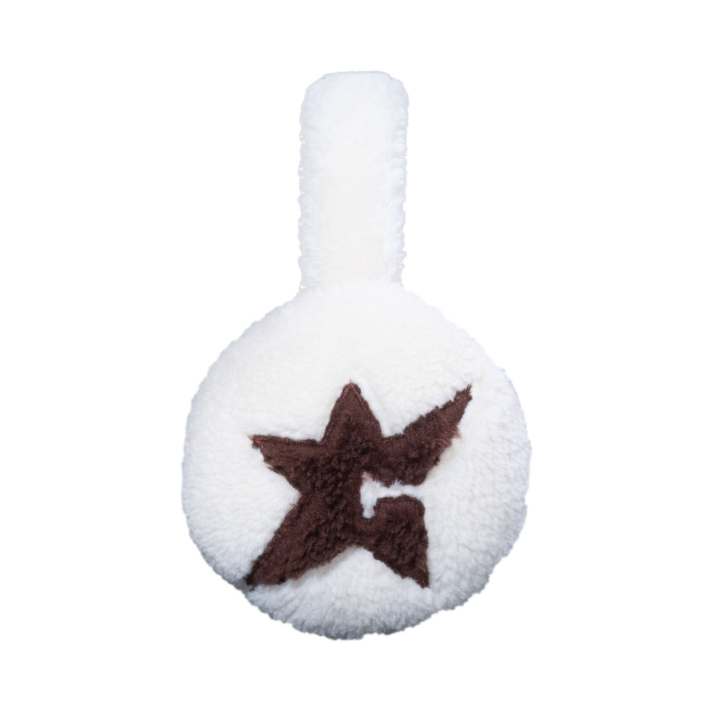 The CARPET CO. C-STAR EARMUFFS CREAM from Carpet Co. combine style and function with their cream color, foldable design, and charming brown star on the ear cover.