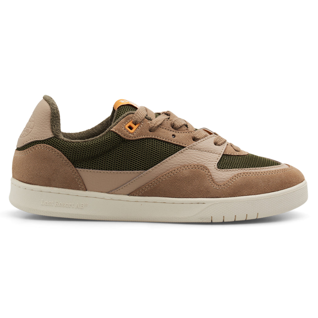 The LAST RESORT AB CM002 TACTILE GREEN by Last Resort AB is an ideal choice for style enthusiasts, combining brown and green hues with a sophisticated blend of suede and mesh materials, enhanced by a white sole and striking orange accents.