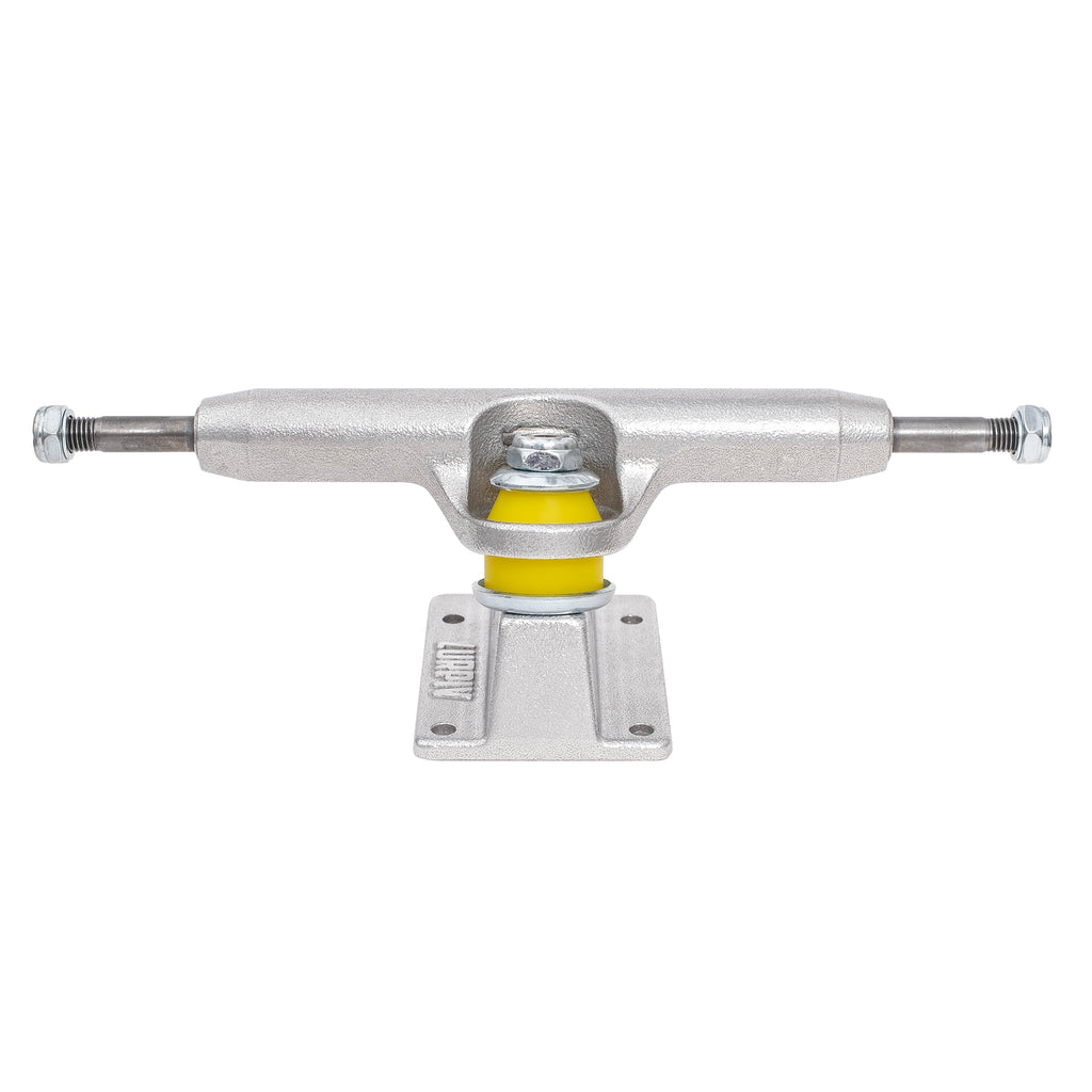 The LURPIV HOLLOW POLISHED 140MM silver skateboard truck, crafted from heat-treated aluminum alloy, features a yellow bushing and showcases the kingpin and mounting baseplate. This set comes as a pair from the brand LURPIV.