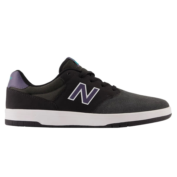 A black and white NB NUMERIC 425 shoes.