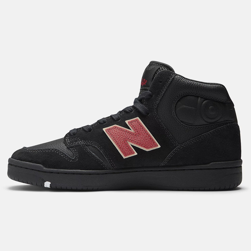 The NB NUMERIC X CHOCOLATE 480 HIGH BLACK / RED captures the essence of 80s and 90s skate shoes with its black high-top design, featuring a red "N" logo on the side. It includes a textured finish, reinforced toe cap, and a durable flat rubber sole for enhanced durability.