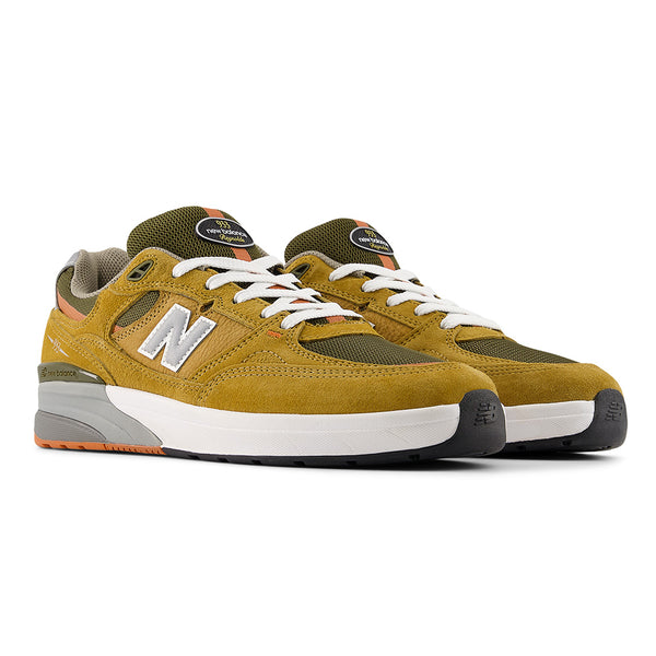The NB NUMERIC REYNOLDS 933 CAMEL / DARK BROWN sneakers by NB NUMERIC feature camel and dark brown tones, white laces, grey midsoles, black outsoles, premium cushioning, and a distinctive heritage-inspired design.