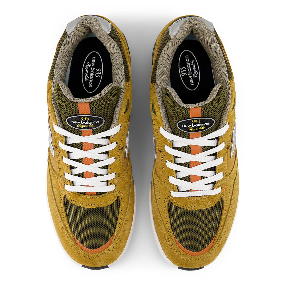 A pair of NB NUMERIC REYNOLDS 933 sneakers in camel and dark brown, viewed from above, featuring white laces, contrasting accents, premium cushioning, and a heritage-inspired design.