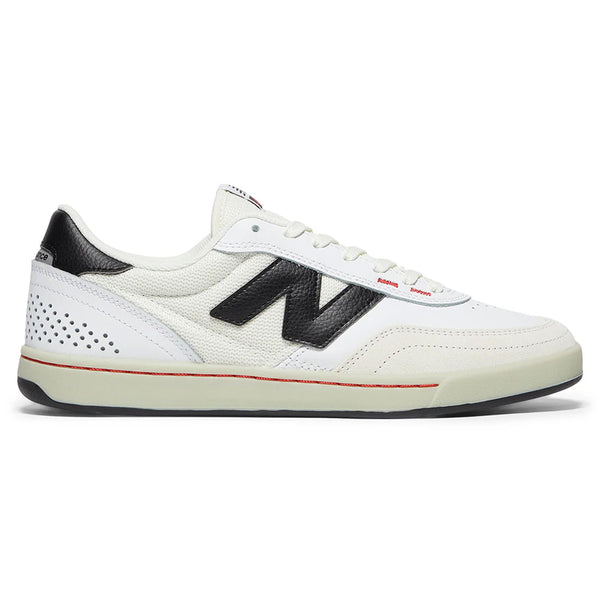 The NB NUMERIC 440 V2 WHITE / BLACK is a white skate sneaker with black details, a bold black "N" logo, perforated heel, and flat cupsole—perfect for daily skate sessions.