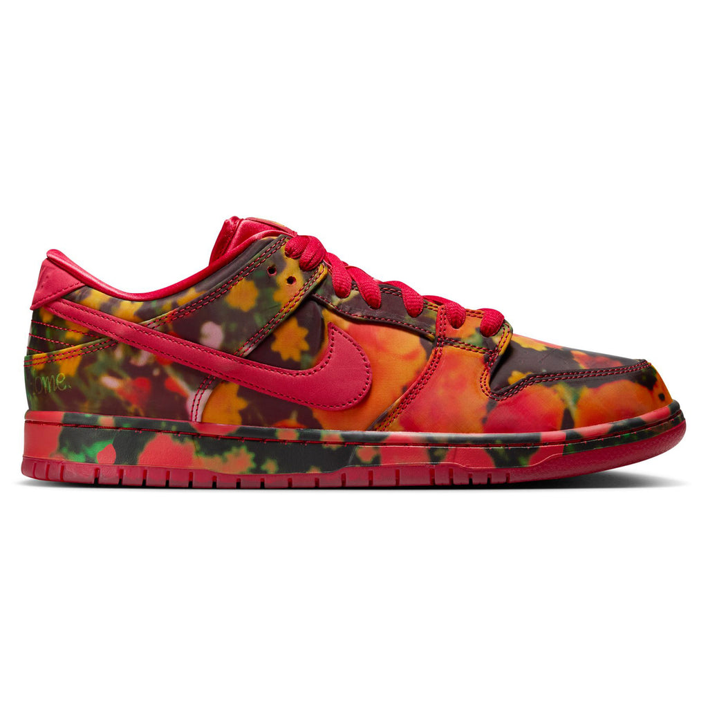 The NIKE SB DUNK LOW 👠💚 from Nike impresses with a floral pattern, red accents, and premium materials for a fashionable look.
