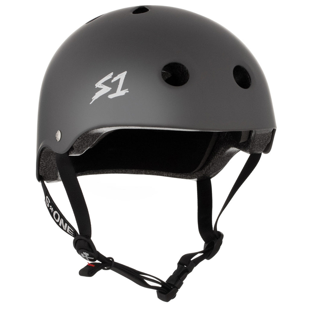 A grey helmet with black straps and a white S1 logo on the front.
