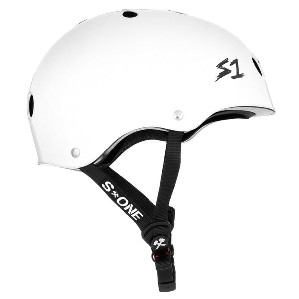 The side view of a white helmet with black straps and a black S1 logo on the front.