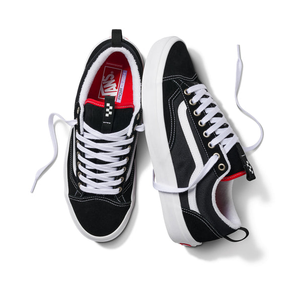 A pair of VANS SKATE OLD SKOOL 36+ BLACK / WHITE sneakers with white laces on a white background, capturing timeless 90s style.