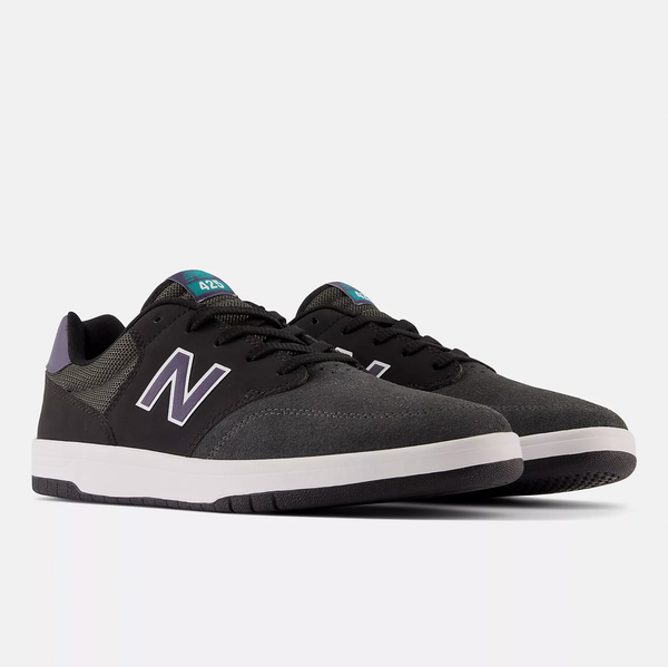 A pair of NB Numeric 425 Black/Grey shoes on a white background.