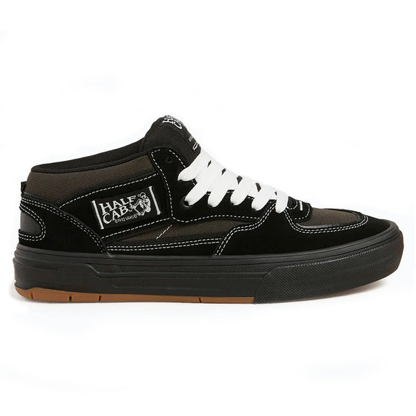 The VANS SKATE HALF CAB WAFFLE CUP BLACK / ASPHALT features black and dark gray uppers, white laces and stitching, a gum Wafflecup sole, PopCush insoles, and a "Half Cab" side label.