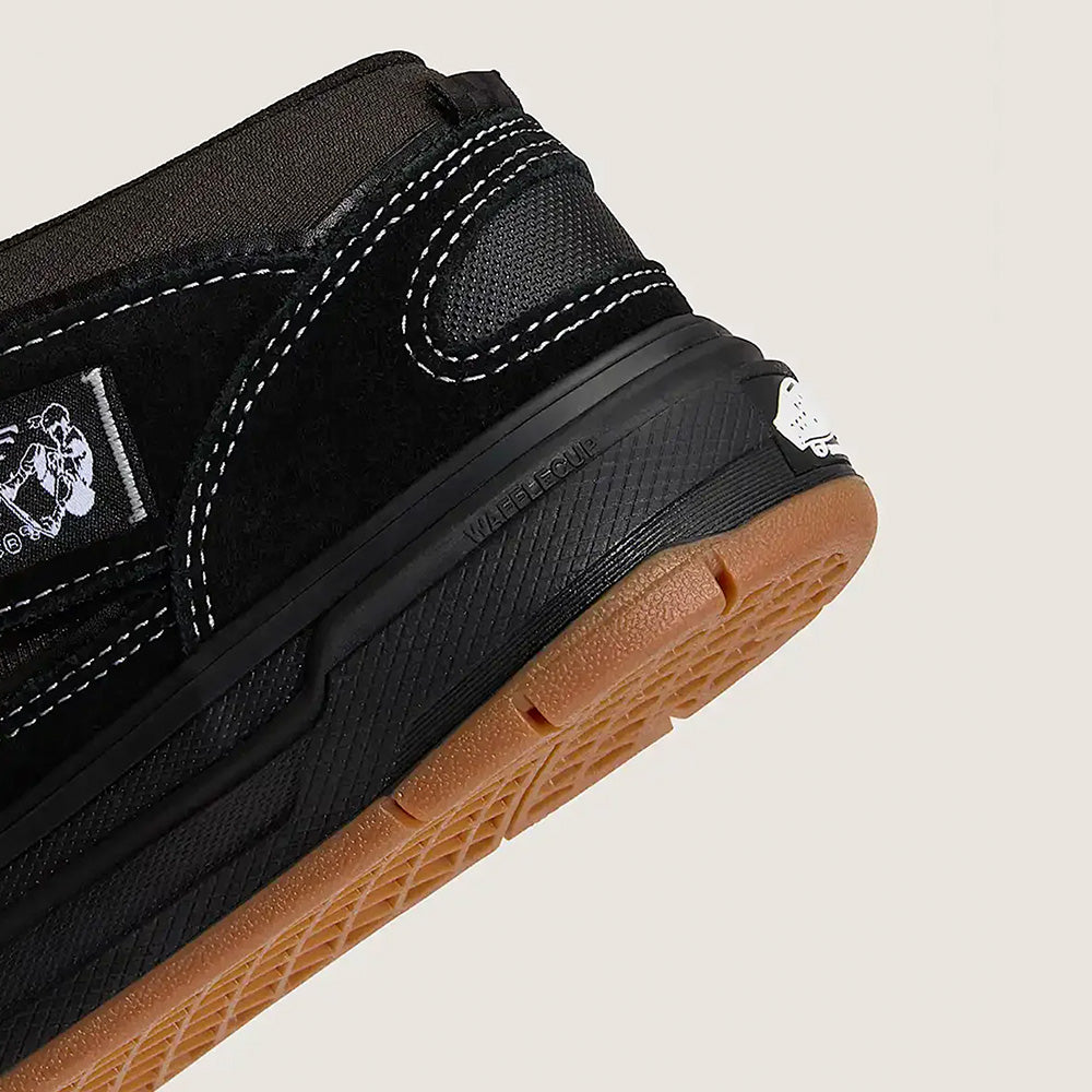 Close-up of the VANS SKATE HALF CAB WAFFLE CUP BLACK / ASPHALT by VANS, featuring white stitching, a gum Wafflecup outsole with "WAFFLECUP" text on the midsole, and PopCush insoles.