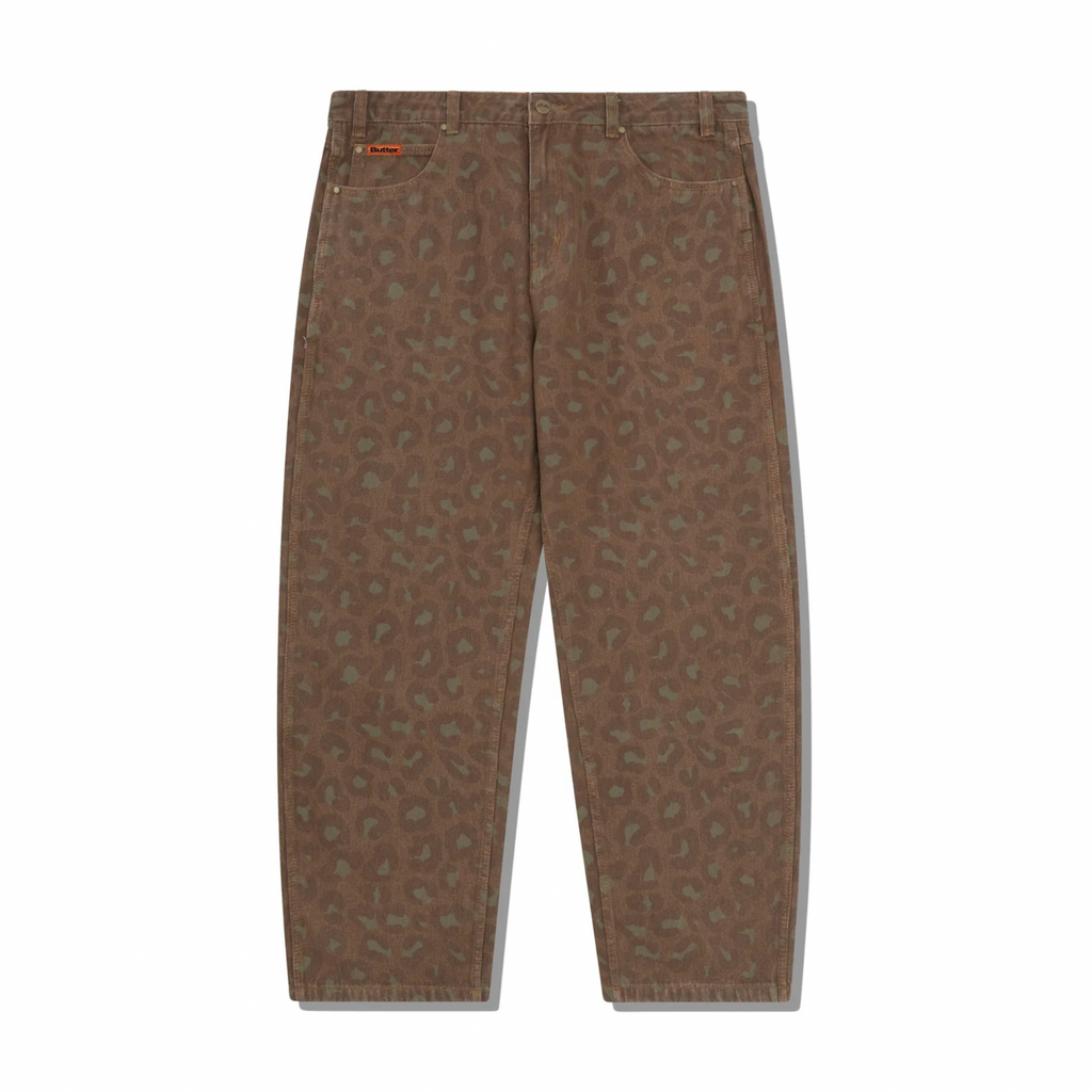 The BUTTER GOODS LEOPARD DENIM JEANS RUST, crafted by Butter Goods, are brown pants with a leopard print design. They feature four pockets and a relaxed fit, embodying the casual yet stylish vibe typical of Butter Goods collections.