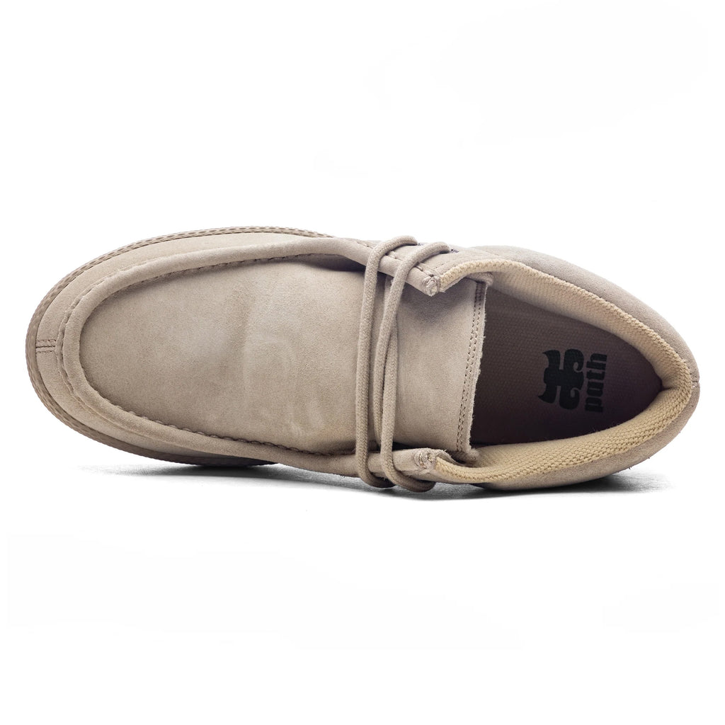 The IPATH CATS TAN SUEDE from IPATH is a tan suede casual shoe featuring beige laces and stitching details on the upper part. Inside, it boasts an Ortholite insole for added comfort, complemented by a stylish green "Puma" logo.