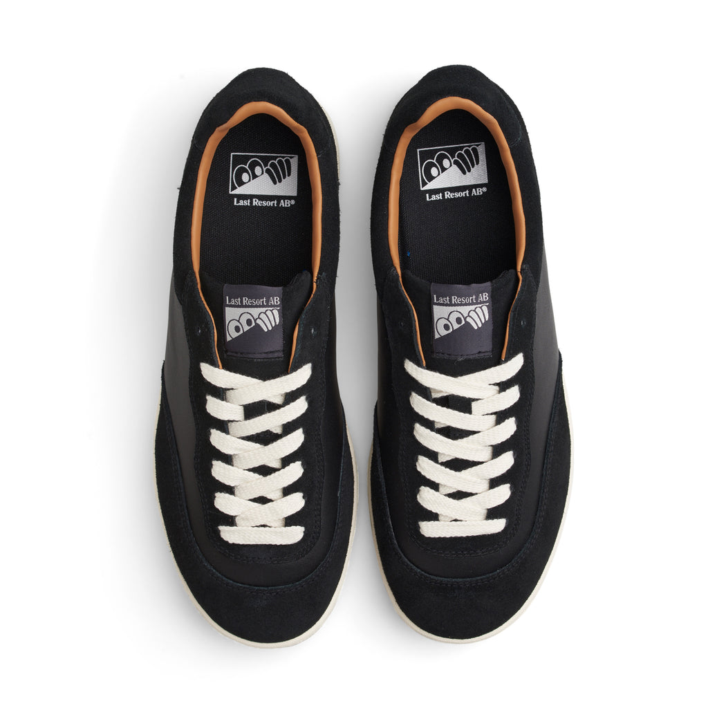 A pair of LAST RESORT AB CM001 BLACK / WHITE sneakers with white laces by Last Resort AB.