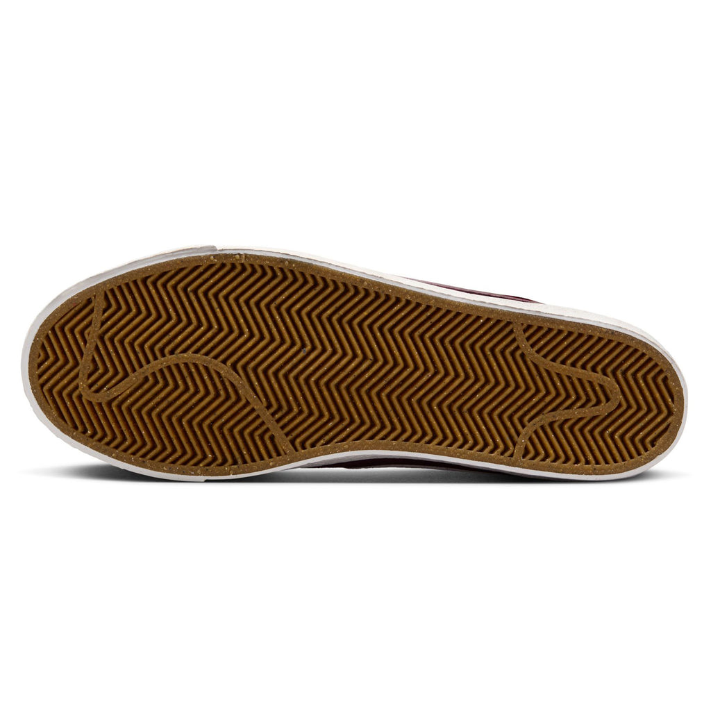 The image shows the bottom sole of a nike NIKE SB BLAZER MID BURGUNDY CRUSH / SUMMIT WHITE sneaker with a brown herringbone pattern and a white edge, designed with Zoom Air cushioning for skateboarders.