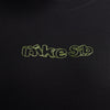 The NIKE SB SOUNDS BANGIN SKATE TEE BLACK, made from midweight cotton, features neon green "NIKE SB" embroidered text.