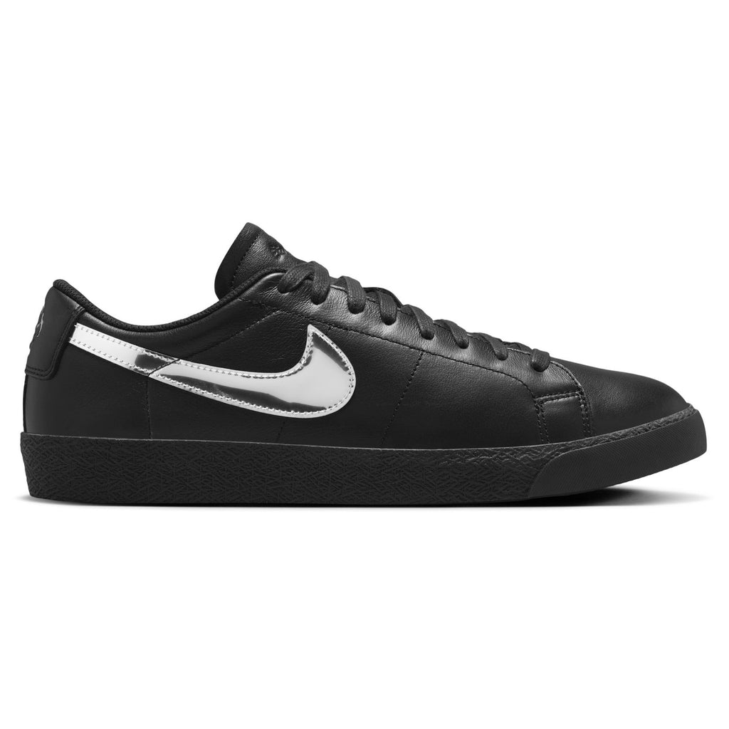 The NIKE SB ZOOM BLAZER LOW X DANCER BLACK/METALLIC SILVER-BLACK offers a sleek sneaker design with a metallic silver swoosh logo on the side, featuring a low-top silhouette and flat sole. Crafted from premium materials, these skateboarding shoes combine style and functionality for any street or skate scene.