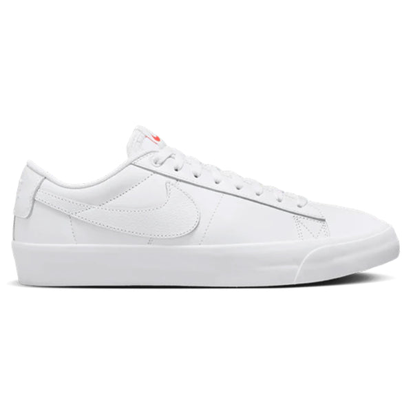 The NIKE SB ORANGE LABEL BLAZER LOW PRO GT ISO WHITE / WHITE-WHITE-WHITE, a white low-top sneaker with a smooth leather upper, white laces, and a white sole, featuring a subtle swoosh logo on the side – the ideal choice for skateboarders seeking both style and function under the Nike SB label.