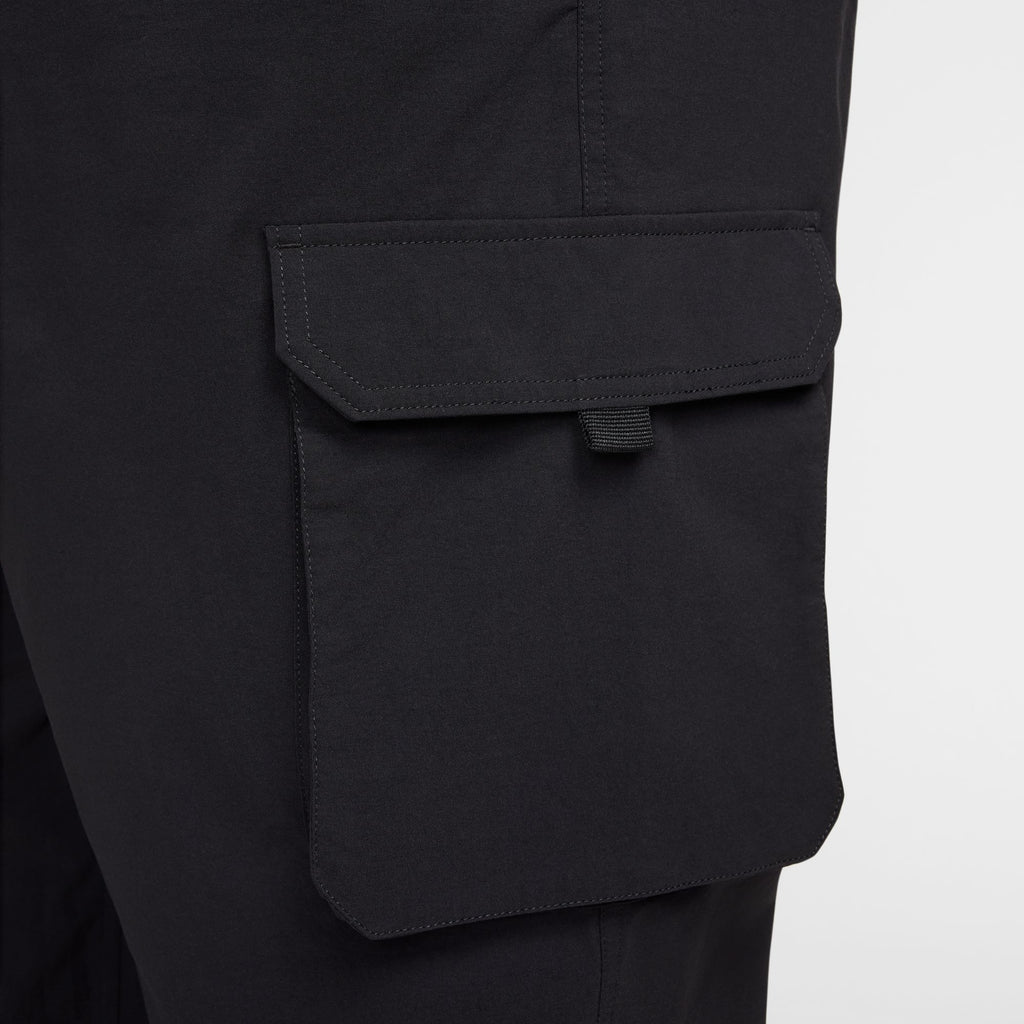 Close-up of a NIKE SB KEARNY CARGO SKATE PANTS BLACK pocket with a flap closure, highlighting the stylish design and robust craftsmanship of these nike pants.