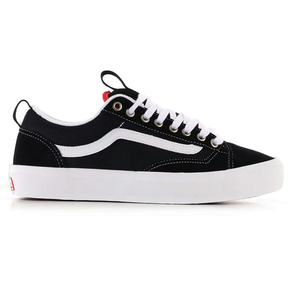 The VANS SKATE OLD SKOOL 36+ BLACK / WHITE sneaker, with white laces and a wavy side stripe, channels classic 90s style. A thick white sole featuring a red logo tag at the heel adds a modern touch to this VANS creation.