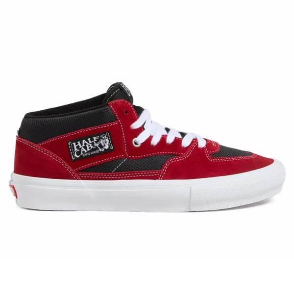 The VANS SKATE HALF CAB SPORT RED/BLACK shoe has DURACAP for durability, white laces, a white sole, and the "HALF CAB" label on the side.