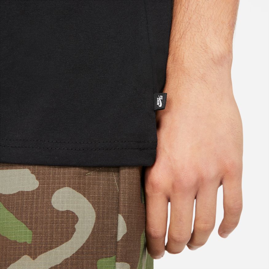 A man's hand on the pocket of his pants wearing a nike NIKE SB LOGO TEE BLACK.