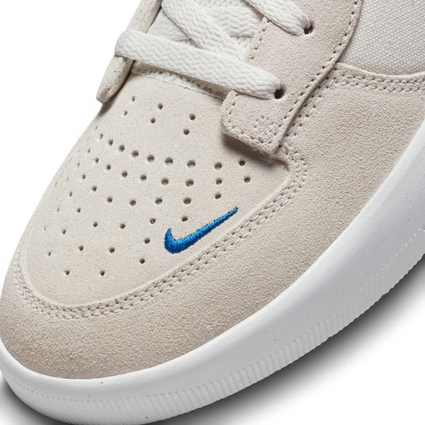 The NIKE SB FORCE 58 PHANTOM WHITE / BLUE JAY features a blend of Phantom White and Blue Jay hues.