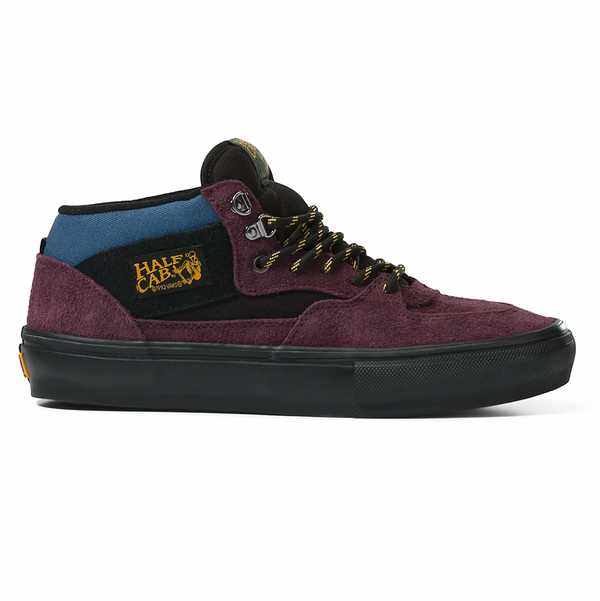 A pair of VANS SKATE HALF CAB OUTDOOR PURPLE / BLACK shoes on a white background.