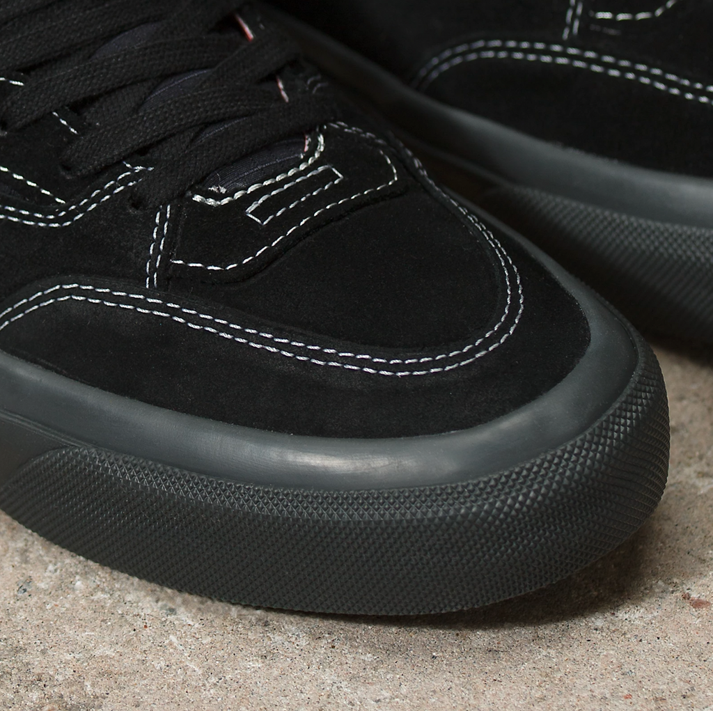 A pair of VANS SKATE HALF CAB GORE-TEX BLACK with white soles perfect for skateboarding.