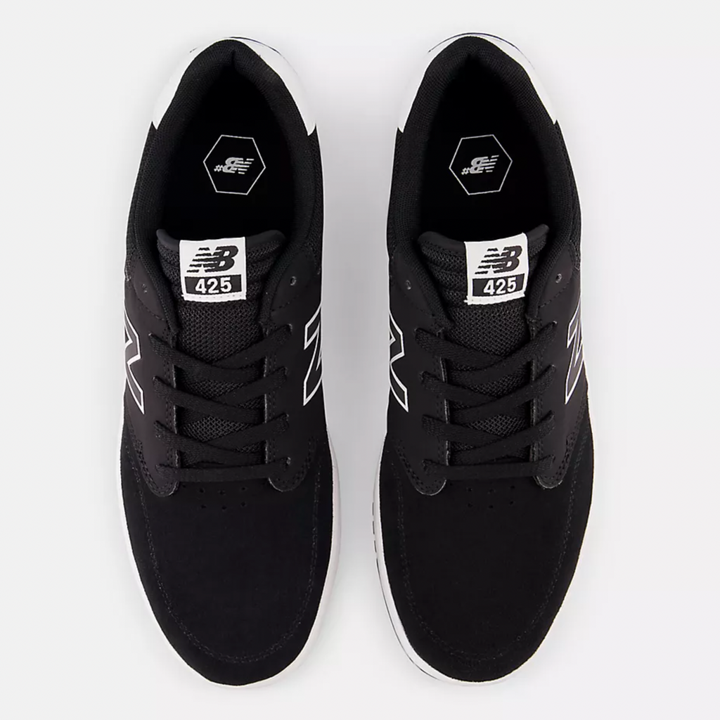 A pair of NB NUMERIC 425 Black / White shoes on a white background.